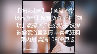  女仆装露脸小母狗，床上的极品尤物高颜值让小哥玩弄，交大鸡巴压在身下揉奶草穴