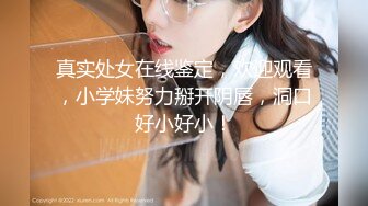 黑框眼镜御姐范新人美女，黄瓜抽插无毛骚穴，双指猛扣白浆四溅，手法熟练是个老手，太爽了嘶嘶呻吟，表情一脸淫荡